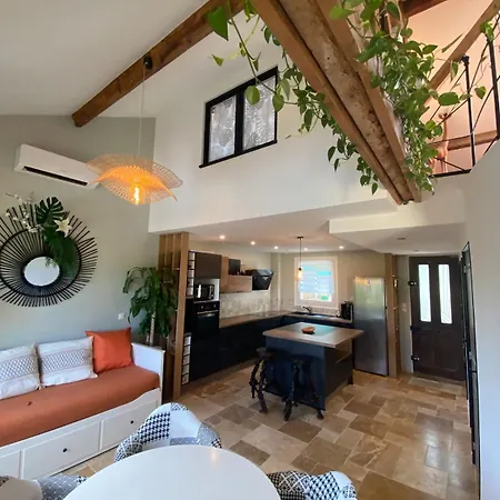 Atypical & Cozy Getaway דירה